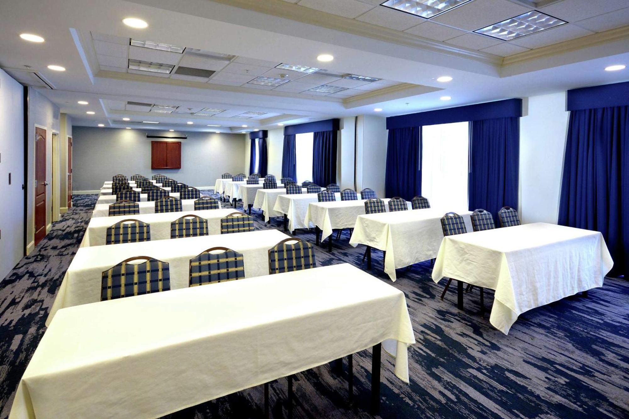 Hampton Inn & Suites Клинтон Экстерьер фото